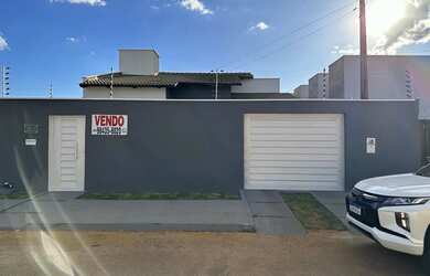 Imagem: A casa possui 3 Dormitórios, 2 Banheiros, 2 Vagas na garagem