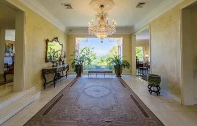 Imagem 3: Mansão Luxuosa com Vista Deslumbrante para o Mar em Condomínio Exclusivo