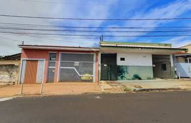 Imagem: A casa possui 3 Dormitórios, 4 Banheiros, 2 Vagas na garagem