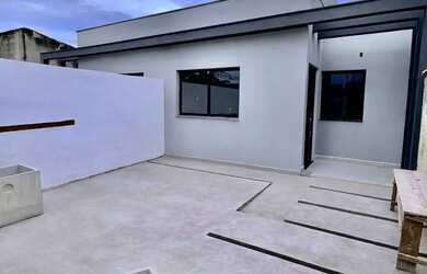 Imagem: A casa possui 2 Dormitórios, 2 Banheiros, 2 Vagas na garagem