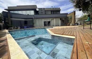 Imagem: A casa em condomínio possui 5 Dormitórios, 5 Banheiros, 5