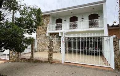 Imagem: A casa possui 4 Dormitórios, 3 Banheiros, 4 Vagas na garagem