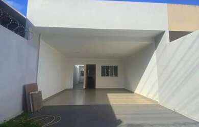 Imagem: A casa possui 3 Dormitórios, 2 Banheiros, 2 Vagas na garagem