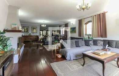 Imagem: A casa possui 4 Dormitórios, 4 Banheiros, 4 Vagas na garagem