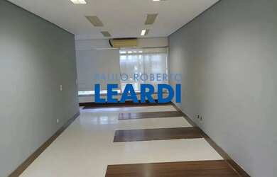 Imagem: O depósito possui 3 Vagas na garagem, 150m² de Área e está