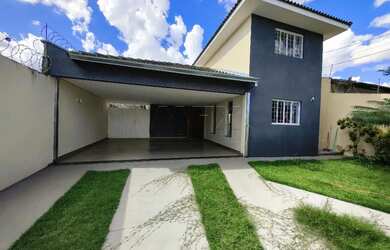 Imagem: A casa possui 4 Dormitórios, 4 Banheiros, 4 Vagas na garagem