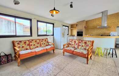 Imagem: A casa possui 4 Dormitórios, 3 Banheiros, 1 Vaga na garagem