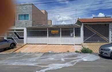 Imagem: A casa possui 3 Dormitórios, 2 Banheiros e 2 Vagas na garagem