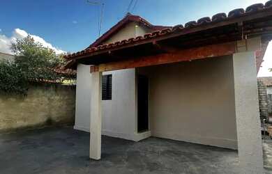 Imagem: A casa possui 2 Dormitórios, 1 Banheiro, 4 Vagas na garagem