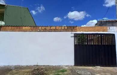 Imagem: A casa possui 2 Dormitórios, 2 Banheiros, 2 Vagas na garagem