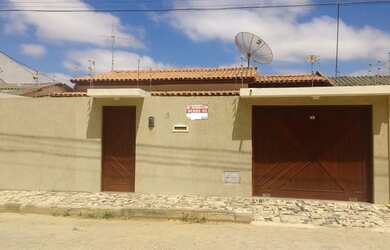 Imagem: A casa possui 3 Dormitórios, 1 Banheiro, 3 Vagas na garagem