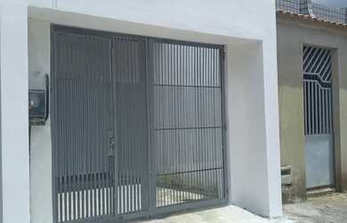 Imagem: A casa possui 1 Dormitório, 1 Banheiro, 1 Vaga na garagem e