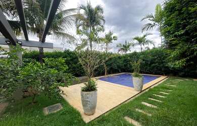 Imagem: A casa em condomínio possui 4 Dormitórios, 5 Banheiros, 3