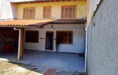 Imagem: A casa possui 2 Dormitórios, 1 Banheiro, 1 Vaga na garagem