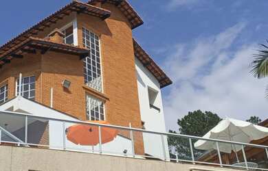 Imagem: A casa em condomínio possui 4 Dormitórios, 5 Banheiros, 5