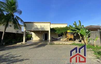 Imagem: A casa possui 4 Dormitórios, 4 Banheiros, 5 Vagas na garagem