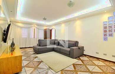 Imagem: A casa possui 4 Dormitórios, 3 Banheiros, 4 Vagas na garagem