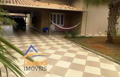 Imagem: A casa possui 3 Dormitórios, 3 Banheiros, 5 Vagas na garagem