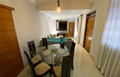 Imagem: A casa possui 3 Dormitórios, 3 Banheiros, 4 Vagas na garagem