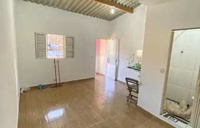 Imagem: A casa possui 1 Dormitório, 1 Banheiro e está localizado