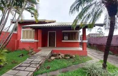 Imagem: A casa possui 2 Dormitórios, 3 Banheiros, 4 Vagas na garagem