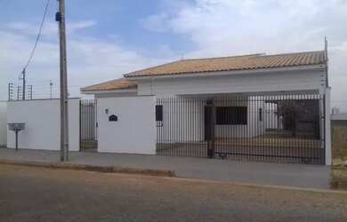 Imagem: A casa possui 3 Dormitórios, 3 Banheiros, 2 Vagas na garagem