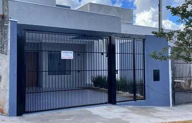 Imagem: A casa possui 3 Dormitórios, 2 Banheiros, 2 Vagas na garagem