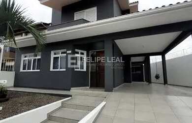 Imagem: A casa possui 3 Dormitórios, 3 Banheiros, 2 Vagas na garagem