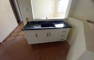 Imagem: A casa possui 3 Dormitórios, 2 Banheiros, 1 Vaga na garagem