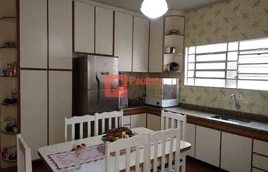 Imagem: A casa possui 3 Dormitórios, 3 Banheiros, 2 Vagas na garagem