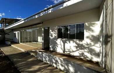 Imagem: A casa possui 2 Dormitórios, 2 Banheiros, 2 Vagas na garagem