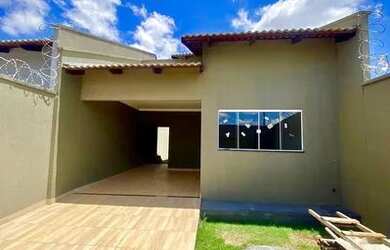 Imagem: A casa possui 3 Dormitórios, 2 Banheiros, 2 Vagas na garagem