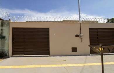 Imagem: A casa possui 3 Dormitórios, 2 Banheiros, 1 Vaga na garagem