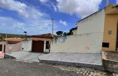 Imagem: A casa possui 3 Dormitórios, 2 Banheiros, 5 Vagas na garagem