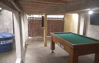 Imagem: A casa possui 3 Dormitórios, 2 Banheiros, 1 Vaga na garagem