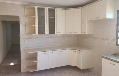 Imagem: A casa possui 3 Dormitórios, 3 Banheiros, 2 Vagas na garagem