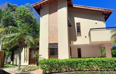 Imagem: A casa possui 4 Dormitórios, 3 Banheiros, 2 Vagas na garagem