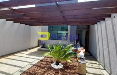 Imagem: A casa possui 3 Dormitórios, 2 Banheiros, 2 Vagas na garagem