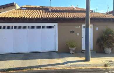 Imagem: A casa possui 3 Dormitórios, 3 Banheiros, 3 Vagas na garagem