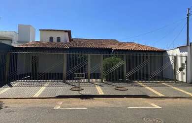 Imagem: A casa possui 4 Dormitórios, 4 Banheiros, 5 Vagas na garagem