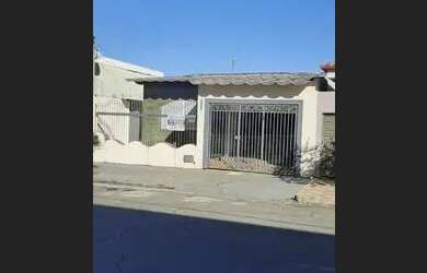 Imagem: A casa possui 3 Dormitórios, 3 Banheiros, 2 Vagas na garagem