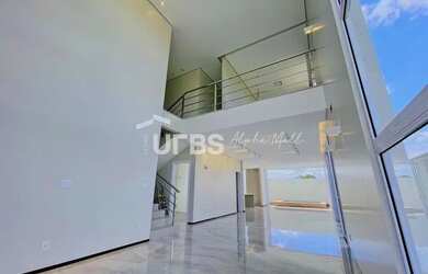 Imagem: A casa possui 3 Dormitórios, 3 Banheiros, 4 Vagas na garagem