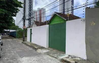 Imagem: A casa possui 4 Dormitórios, 2 Banheiros, 2 Vagas na garagem