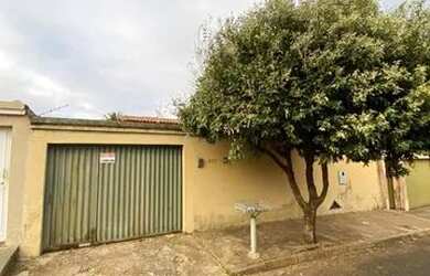 Imagem: A casa possui 3 Dormitórios, 2 Banheiros, 3 Vagas na garagem