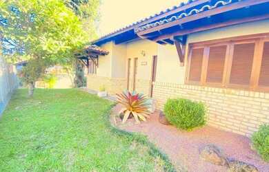 Imagem: A casa possui 3 Dormitórios, 3 Banheiros, 2 Vagas na garagem