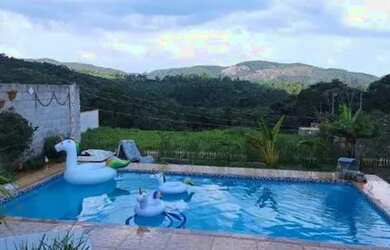 Imagem: A casa possui 3 Dormitórios, 3 Banheiros, 2 Vagas na garagem