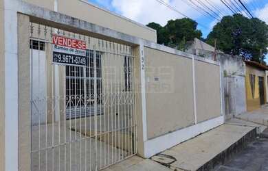 Imagem: A casa possui 3 Dormitórios, 1 Banheiro, 3 Vagas na garagem