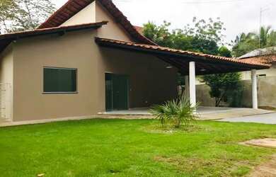 Imagem: A casa possui 3 Dormitórios, 2 Banheiros, 2 Vagas na garagem