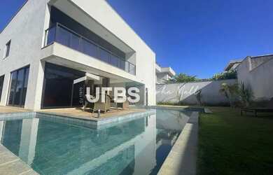 Imagem: A casa em condomínio possui 4 Dormitórios, 5 Banheiros, 3