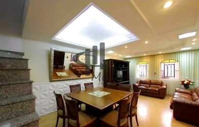 Imagem: A casa possui 3 Dormitórios, 2 Banheiros, 2 Vagas na garagem